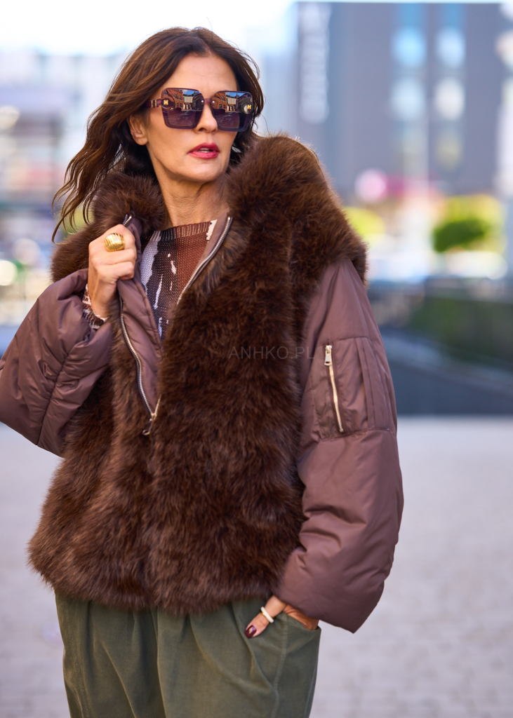 modna bordowa kurtka z futerkiem